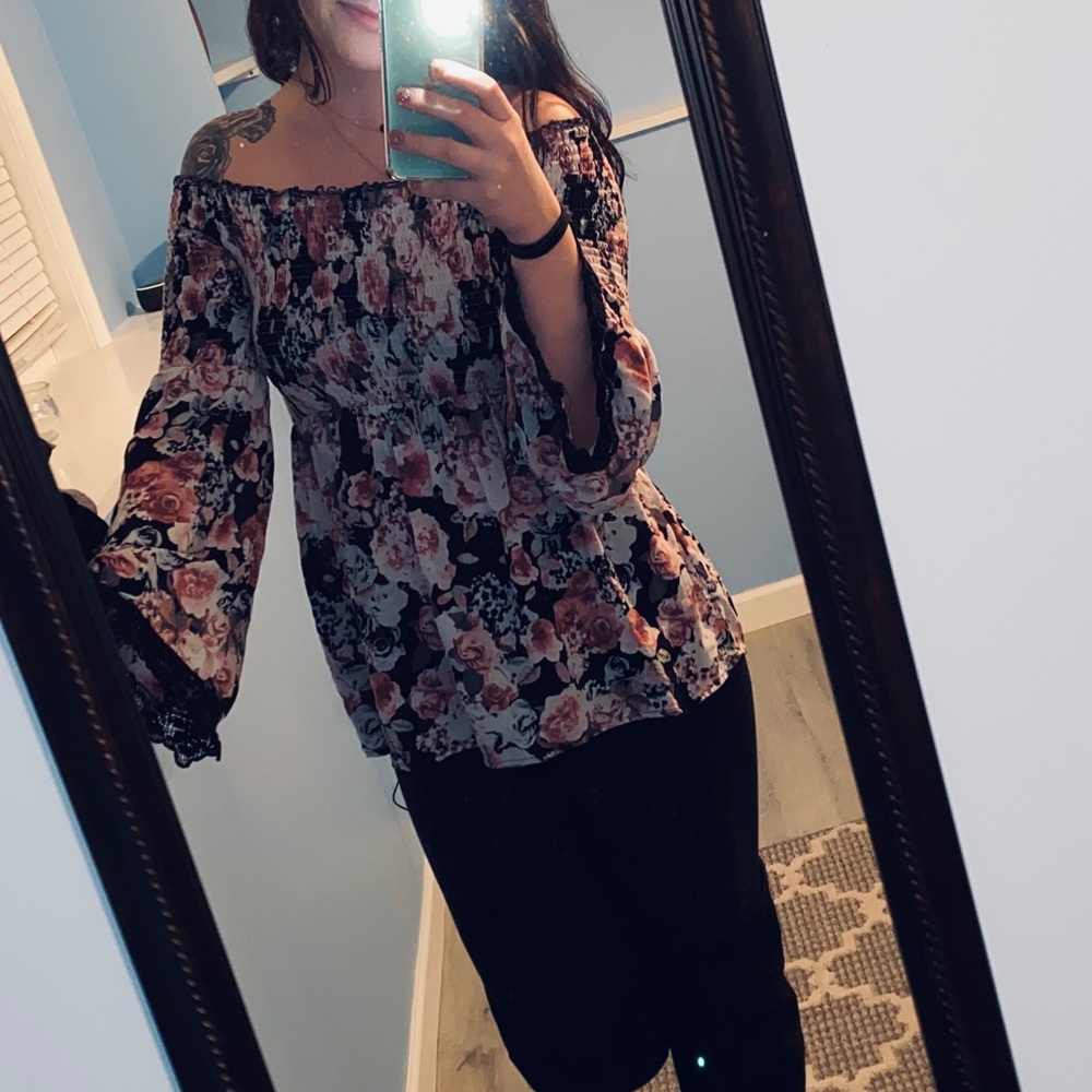 Women’s flora pattern long sleeve. Minimally worn